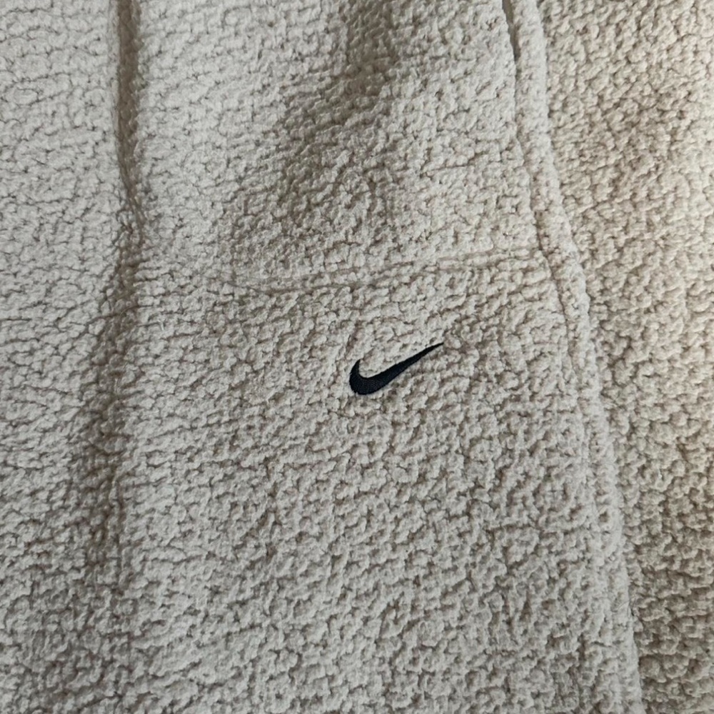 Nike - Picture 2 of 3